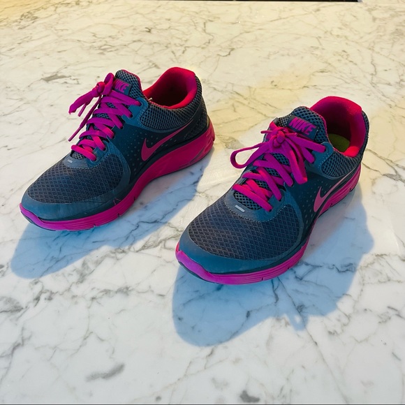 NEW Nike Sneakers - Picture 7 of 15